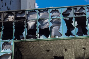 Kharkiv, Ukrayna, 26 Temmuz 2025 Rusya Kharkiv 'deki bir ofis binasını güdümlü hava bombasıyla bombaladı. Bina alev aldı ve kısmen yıkıldı. Sokak tamamen harap olmuştu..