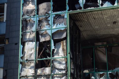 Kharkiv, Ukrayna, 26 Temmuz 2025 Rusya Kharkiv 'deki bir ofis binasını güdümlü hava bombasıyla bombaladı. Bina alev aldı ve kısmen yıkıldı. Sokak tamamen harap olmuştu..