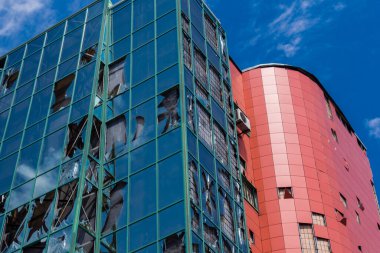 Kharkiv, Ukrayna, 26 Temmuz 2025 Rusya Kharkiv 'deki bir ofis binasını güdümlü hava bombasıyla bombaladı. Bina alev aldı ve kısmen yıkıldı. Sokak tamamen harap olmuştu..