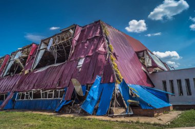 Kharkiv, Ukrayna, 26 Temmuz 2025 Rusya Kharkiv 'deki bir spor tesisini güdümlü hava bombasıyla bombaladı. Kompleks kısmen yok edildi. Siviller Rus saldırılarının başlıca hedefleri..