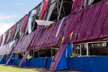Kharkiv, Ukrayna, 26 Temmuz 2025 Rusya Kharkiv 'deki bir spor tesisini güdümlü hava bombasıyla bombaladı. Kompleks kısmen yok edildi. Siviller Rus saldırılarının başlıca hedefleri..