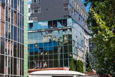 Kharkiv, Ukrayna, 26 Temmuz 2025 Rusya Kharkiv 'deki bir ofis binasını güdümlü hava bombasıyla bombaladı. Bina alev aldı ve kısmen yıkıldı. Sokak tamamen harap olmuştu..