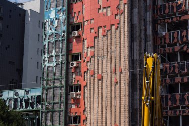 Kharkiv, Ukrayna, 26 Temmuz 2025 Rusya Kharkiv 'deki bir ofis binasını güdümlü hava bombasıyla bombaladı. Bina alev aldı ve kısmen yıkıldı. Sokak tamamen harap olmuştu..