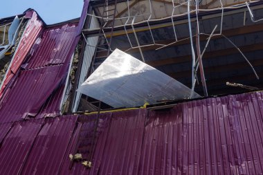 Kharkiv, Ukrayna, 26 Temmuz 2025 Rusya Kharkiv 'deki bir spor tesisini güdümlü hava bombasıyla bombaladı. Kompleks kısmen yok edildi. Siviller Rus saldırılarının başlıca hedefleri..