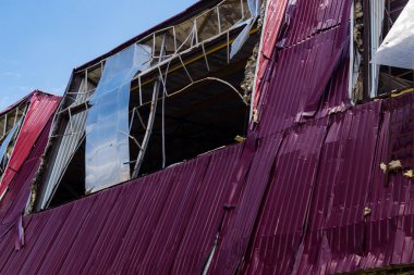 Kharkiv, Ukrayna, 26 Temmuz 2025 Rusya Kharkiv 'deki bir spor tesisini güdümlü hava bombasıyla bombaladı. Kompleks kısmen yok edildi. Siviller Rus saldırılarının başlıca hedefleri..