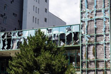 Kharkiv, Ukrayna, 26 Temmuz 2025 Rusya Kharkiv 'deki bir ofis binasını güdümlü hava bombasıyla bombaladı. Bina alev aldı ve kısmen yıkıldı. Sokak tamamen harap olmuştu..