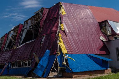 Kharkiv, Ukrayna, 26 Temmuz 2025 Rusya Kharkiv 'deki bir spor tesisini güdümlü hava bombasıyla bombaladı. Kompleks kısmen yok edildi. Siviller Rus saldırılarının başlıca hedefleri..