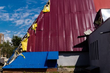 Kharkiv, Ukrayna, 26 Temmuz 2025 Rusya Kharkiv 'deki bir spor tesisini güdümlü hava bombasıyla bombaladı. Kompleks kısmen yok edildi. Siviller Rus saldırılarının başlıca hedefleri..