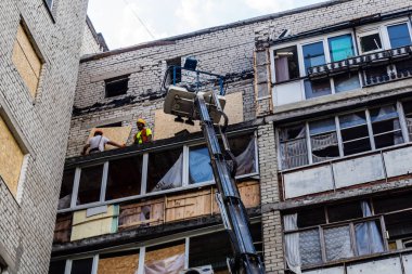 Kharkiv, Ukrayna, 26 Temmuz 2025 Rusya Kharkiv 'deki bir yerleşim yerini güdümlü hava bombasıyla bombaladı. Bina hasar gördü. Siviller Rus saldırılarının başlıca hedefleri..