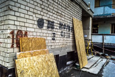 Kharkiv, Ukrayna, 26 Temmuz 2025 Rusya Kharkiv 'deki bir yerleşim yerini güdümlü hava bombasıyla bombaladı. Bina hasar gördü. Siviller Rus saldırılarının başlıca hedefleri..