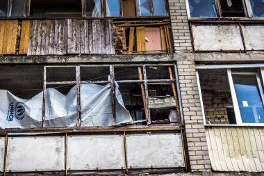 Kharkiv, Ukrayna, 26 Temmuz 2025 Rusya Kharkiv 'deki bir yerleşim yerini güdümlü hava bombasıyla bombaladı. Bina hasar gördü. Siviller Rus saldırılarının başlıca hedefleri..