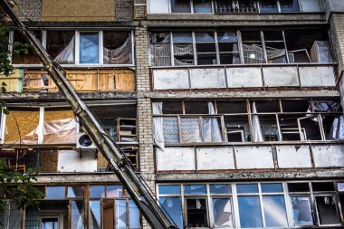 Kharkiv, Ukrayna, 26 Temmuz 2025 Rusya Kharkiv 'deki bir yerleşim yerini güdümlü hava bombasıyla bombaladı. Bina hasar gördü. Siviller Rus saldırılarının başlıca hedefleri..