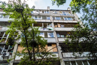 Kharkiv, Ukrayna, 26 Temmuz 2025 Rusya Kharkiv 'deki bir yerleşim yerini güdümlü hava bombasıyla bombaladı. Bina hasar gördü. Siviller Rus saldırılarının başlıca hedefleri..