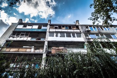 Kharkiv, Ukrayna, 26 Temmuz 2025 Rusya Kharkiv 'deki bir yerleşim yerini güdümlü hava bombasıyla bombaladı. Bina hasar gördü. Siviller Rus saldırılarının başlıca hedefleri..