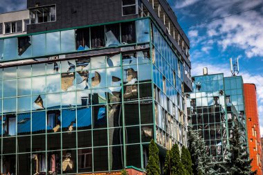 Kharkiv, Ukrayna, 26 Temmuz 2025 Rusya Kharkiv 'de bir Cosmopolit Sanat otelini güdümlü hava bombasıyla bombaladı. Otel alev aldı ve kısmen yok edildi..