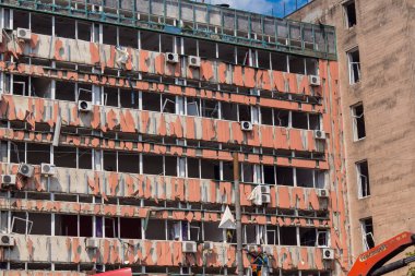 Kharkiv, Ukrayna, 26 Temmuz 2025 Rusya Kharkiv 'deki bir ofis binasını güdümlü hava bombasıyla bombaladı. Bina alev aldı ve kısmen yıkıldı. Sokak tamamen harap olmuştu..