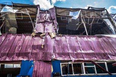 Kharkiv, Ukrayna, 26 Temmuz 2025 Rusya Kharkiv 'deki bir spor tesisini güdümlü hava bombasıyla bombaladı. Kompleks kısmen yok edildi. Siviller Rus saldırılarının başlıca hedefleri..