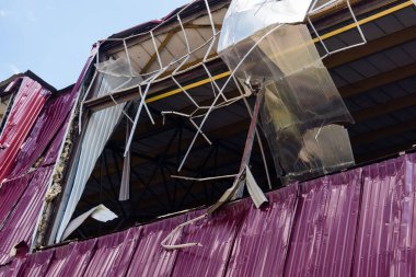 Kharkiv, Ukrayna, 26 Temmuz 2025 Rusya Kharkiv 'deki bir spor tesisini güdümlü hava bombasıyla bombaladı. Kompleks kısmen yok edildi. Siviller Rus saldırılarının başlıca hedefleri..