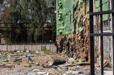 Kharkiv, Ukrayna, 26 Temmuz 2025 Rusya Kharkiv 'deki bir ofis binasını güdümlü hava bombasıyla bombaladı. Bina alev aldı ve kısmen yıkıldı. Sokak tamamen harap olmuştu..