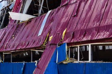 Kharkiv, Ukrayna, 26 Temmuz 2025 Rusya Kharkiv 'deki bir spor tesisini güdümlü hava bombasıyla bombaladı. Kompleks kısmen yok edildi. Siviller Rus saldırılarının başlıca hedefleri..