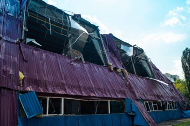 Kharkiv, Ukrayna, 26 Temmuz 2025 Rusya Kharkiv 'deki bir spor tesisini güdümlü hava bombasıyla bombaladı. Kompleks kısmen yok edildi. Siviller Rus saldırılarının başlıca hedefleri..