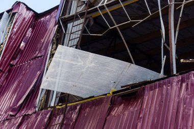 Kharkiv, Ukrayna, 26 Temmuz 2025 Rusya Kharkiv 'deki bir spor tesisini güdümlü hava bombasıyla bombaladı. Kompleks kısmen yok edildi. Siviller Rus saldırılarının başlıca hedefleri..