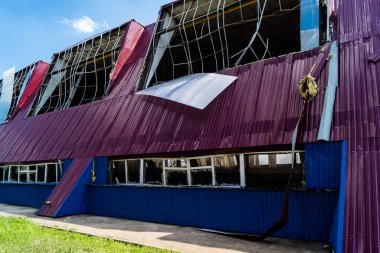 Kharkiv, Ukrayna, 26 Temmuz 2025 Rusya Kharkiv 'deki bir spor tesisini güdümlü hava bombasıyla bombaladı. Kompleks kısmen yok edildi. Siviller Rus saldırılarının başlıca hedefleri..