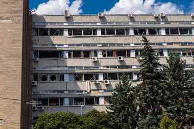 Kharkiv, Ukrayna, 26 Temmuz 2025 Rusya Kharkiv 'deki bir ofis binasını güdümlü hava bombasıyla bombaladı. Bina alev aldı ve kısmen yıkıldı. Sokak tamamen harap olmuştu..