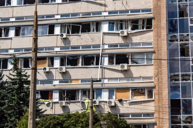 Kharkiv, Ukrayna, 26 Temmuz 2025 Rusya Kharkiv 'deki bir ofis binasını güdümlü hava bombasıyla bombaladı. Bina alev aldı ve kısmen yıkıldı. Sokak tamamen harap olmuştu..