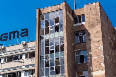 Kharkiv, Ukrayna, 26 Temmuz 2025 Rusya Kharkiv 'deki bir ofis binasını güdümlü hava bombasıyla bombaladı. Bina alev aldı ve kısmen yıkıldı. Sokak tamamen harap olmuştu..