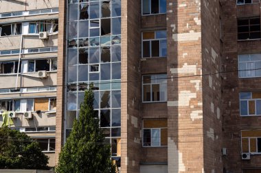 Kharkiv, Ukrayna, 26 Temmuz 2025 Rusya Kharkiv 'deki bir ofis binasını güdümlü hava bombasıyla bombaladı. Bina alev aldı ve kısmen yıkıldı. Sokak tamamen harap olmuştu..