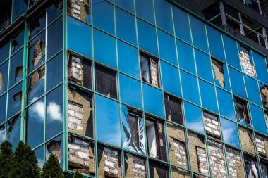 Kharkiv, Ukrayna, 26 Temmuz 2025 Rusya Kharkiv 'de bir Cosmopolit Sanat otelini güdümlü hava bombasıyla bombaladı. Otel alev aldı ve kısmen yok edildi..