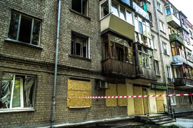 Kharkiv, Ukrayna, 26 Temmuz 2025 Rusya Kharkiv 'deki bir yerleşim yerini güdümlü hava bombasıyla bombaladı. Bina hasar gördü. Siviller Rus saldırılarının başlıca hedefleri..