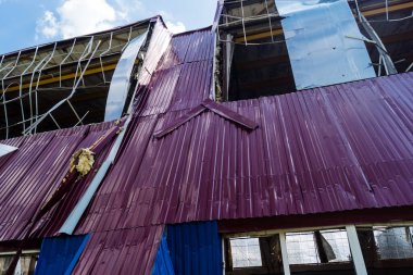 Kharkiv, Ukrayna, 26 Temmuz 2025 Rusya Kharkiv 'deki bir spor tesisini güdümlü hava bombasıyla bombaladı. Kompleks kısmen yok edildi. Siviller Rus saldırılarının başlıca hedefleri..