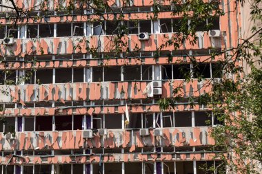 Kharkiv, Ukrayna, 26 Temmuz 2025 Rusya Kharkiv 'deki bir ofis binasını güdümlü hava bombasıyla bombaladı. Bina alev aldı ve kısmen yıkıldı. Sokak tamamen harap olmuştu..