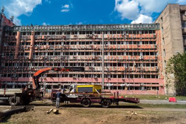 Kharkiv, Ukrayna, 26 Temmuz 2025 Rusya Kharkiv 'deki bir ofis binasını güdümlü hava bombasıyla bombaladı. Bina alev aldı ve kısmen yıkıldı. Sokak tamamen harap olmuştu..