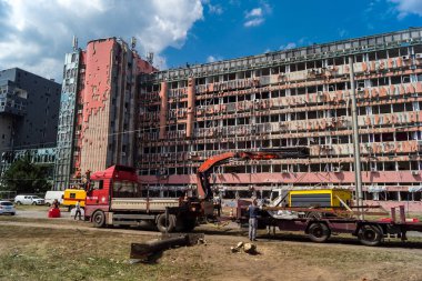 Kharkiv, Ukrayna, 26 Temmuz 2025 Rusya Kharkiv 'deki bir ofis binasını güdümlü hava bombasıyla bombaladı. Bina alev aldı ve kısmen yıkıldı. Sokak tamamen harap olmuştu..