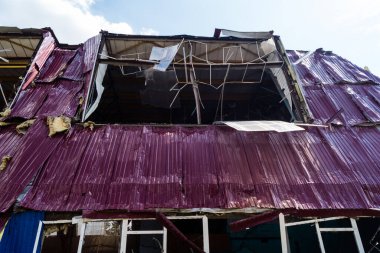 Kharkiv, Ukrayna, 26 Temmuz 2025 Rusya Kharkiv 'deki bir spor tesisini güdümlü hava bombasıyla bombaladı. Kompleks kısmen yok edildi. Siviller Rus saldırılarının başlıca hedefleri..