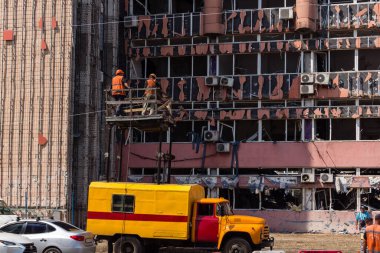 Kharkiv, Ukrayna, 26 Temmuz 2025 Rusya Kharkiv 'deki bir ofis binasını güdümlü hava bombasıyla bombaladı. Bina alev aldı ve kısmen yıkıldı. Sokak tamamen harap olmuştu..