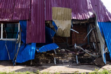 Kharkiv, Ukrayna, 26 Temmuz 2025 Rusya Kharkiv 'deki bir spor tesisini güdümlü hava bombasıyla bombaladı. Kompleks kısmen yok edildi. Siviller Rus saldırılarının başlıca hedefleri..