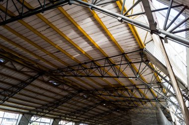 Kharkiv, Ukrayna, 26 Temmuz 2025 Rusya Kharkiv 'deki bir spor tesisini güdümlü hava bombasıyla bombaladı. Kompleks kısmen yok edildi. Siviller Rus saldırılarının başlıca hedefleri..