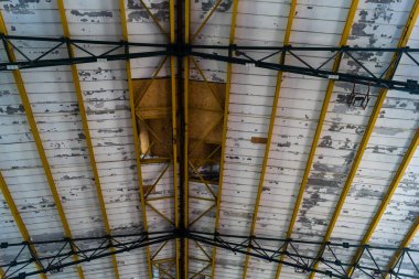 Kharkiv, Ukrayna, 26 Temmuz 2025 Rusya Kharkiv 'deki bir spor tesisini güdümlü hava bombasıyla bombaladı. Kompleks kısmen yok edildi. Siviller Rus saldırılarının başlıca hedefleri..