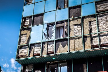 Kharkiv, Ukrayna, 26 Temmuz 2025 Rusya Kharkiv 'de bir Cosmopolit Sanat otelini güdümlü hava bombasıyla bombaladı. Otel alev aldı ve kısmen yok edildi..