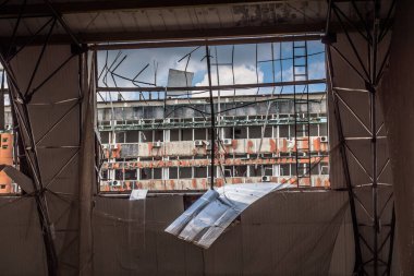 Kharkiv, Ukrayna, 26 Temmuz 2025 Rusya Kharkiv 'deki bir spor tesisini güdümlü hava bombasıyla bombaladı. Kompleks kısmen yok edildi. Siviller Rus saldırılarının başlıca hedefleri..