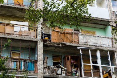 Kharkiv, Ukrayna, 26 Temmuz 2025 Rusya Kharkiv 'deki bir yerleşim yerini güdümlü hava bombasıyla bombaladı. Bina hasar gördü. Siviller Rus saldırılarının başlıca hedefleri..