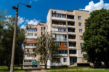 Kharkiv, Ukrayna, 26 Temmuz 2025 Rusya Kharkiv 'deki bir yerleşim yerini güdümlü hava bombasıyla bombaladı. Bina hasar gördü. Siviller Rus saldırılarının başlıca hedefleri..