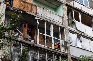 Kharkiv, Ukrayna, 26 Temmuz 2025 Rusya Kharkiv 'deki bir yerleşim yerini güdümlü hava bombasıyla bombaladı. Bina hasar gördü. Siviller Rus saldırılarının başlıca hedefleri..