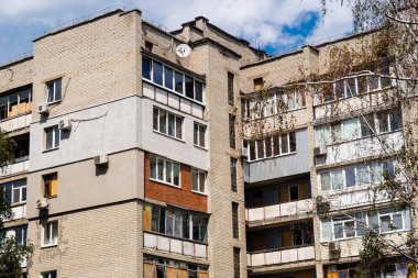 Kharkiv, Ukrayna, 26 Temmuz 2025 Rusya Kharkiv 'deki bir yerleşim yerini güdümlü hava bombasıyla bombaladı. Bina hasar gördü. Siviller Rus saldırılarının başlıca hedefleri..