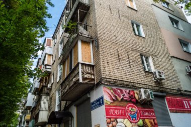 Kharkiv, Ukrayna, 26 Temmuz 2025 Rusya Kharkiv 'deki bir yerleşim yerini güdümlü hava bombasıyla bombaladı. Bina hasar gördü. Siviller Rus saldırılarının başlıca hedefleri..