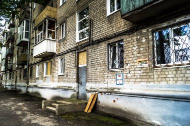 Kharkiv, Ukrayna, 26 Temmuz 2025 Rusya Kharkiv 'deki bir yerleşim yerini güdümlü hava bombasıyla bombaladı. Bina hasar gördü. Siviller Rus saldırılarının başlıca hedefleri..